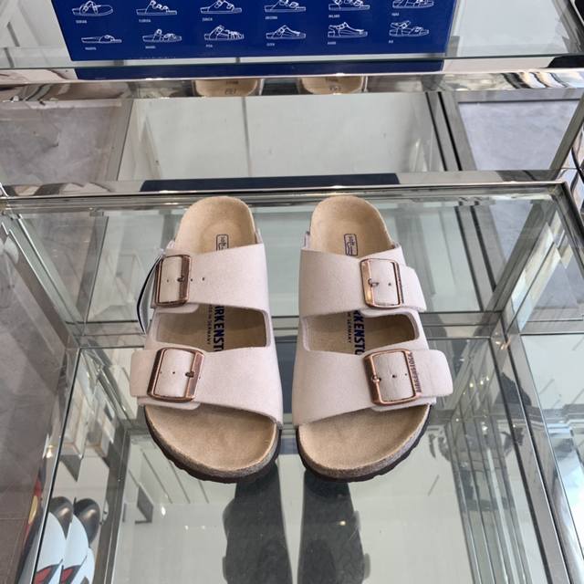 Birkenstock 博肯 情侣款双扣 拖鞋 人体工程学设计符合脚形的脚床，软木材质穿着超级轻便舒适，楦形线条优美，做工精致，长时间穿着不累脚 略显慵懒的休闲